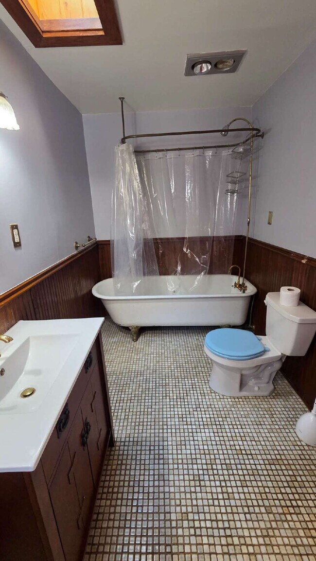 Building Photo - 3 bed - 1 bath One block from Grand Ave in St. Paul