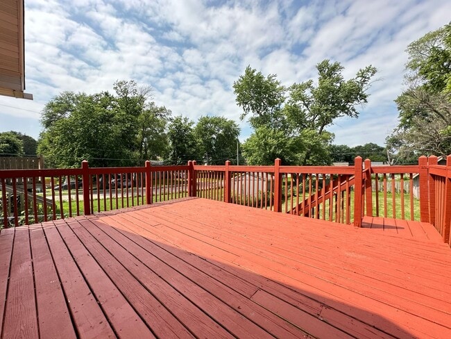 Building Photo - Beautiful 3 Bedroom Home Available!