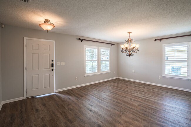 Building Photo - Beautiful 2 story home with fireplace