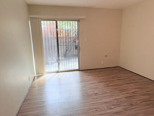 Building Photo - Lovely 2 Bedroom and 2 Bathroom Condo w/ Den! Lots of Space! *SPECIAL OFFER 1/2 Off First Month's...