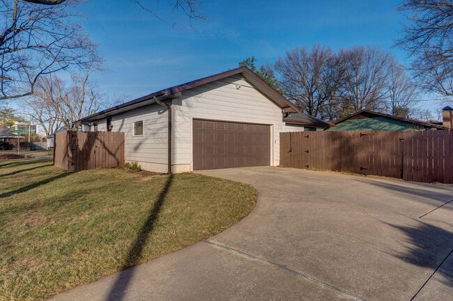 Building Photo - 4094 S Eaton Ave