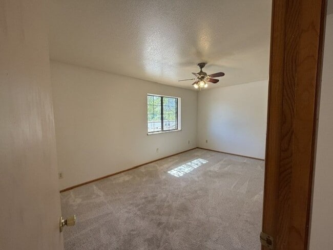 Building Photo - 2 Bedroom 1 Bath Contact Property Pros Property Management