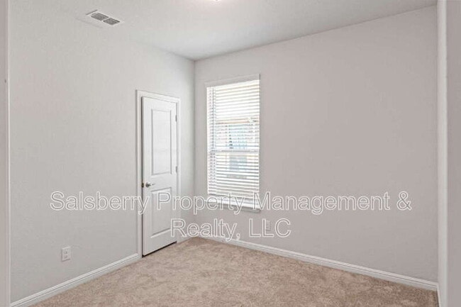 Building Photo - 821 Falcon Rd