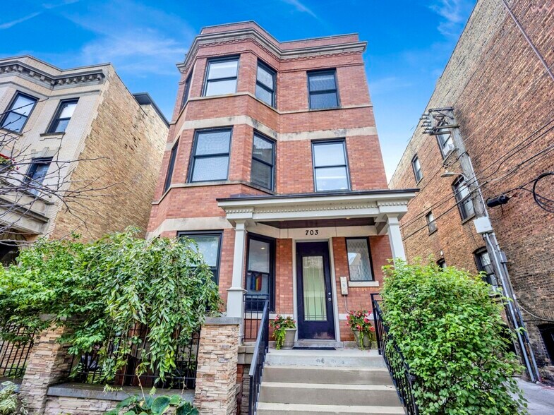 Building Photo - 703 W Wellington Ave