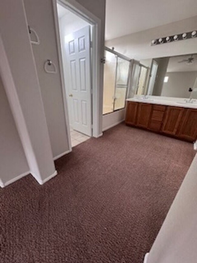 Building Photo - 3Bed/2.5Bath/2Car Residence located in North Las Vegas gated community!