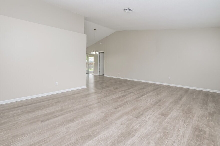 Building Photo - 10142 Bannister St