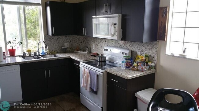 Primary Photo - 6984 SW 39th St
