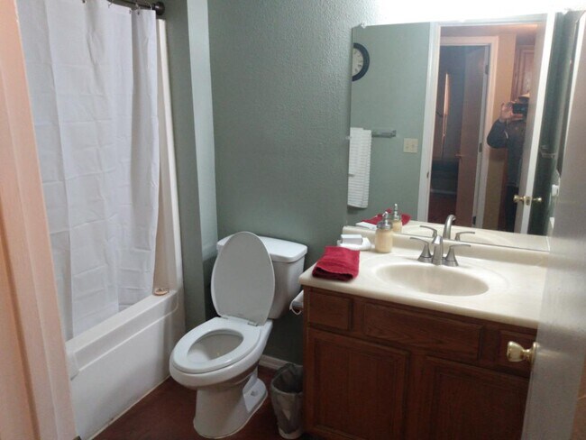 Building Photo - 1327 E Pierce St