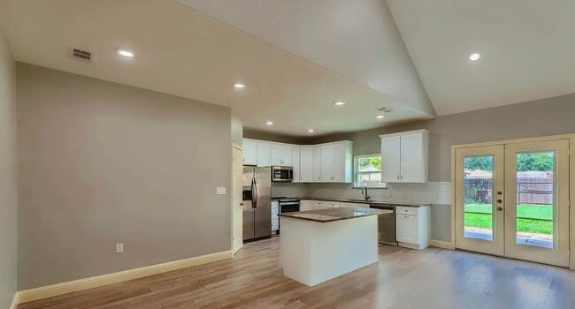 Building Photo - AVAILABLE NOW READY TO MOVE IN