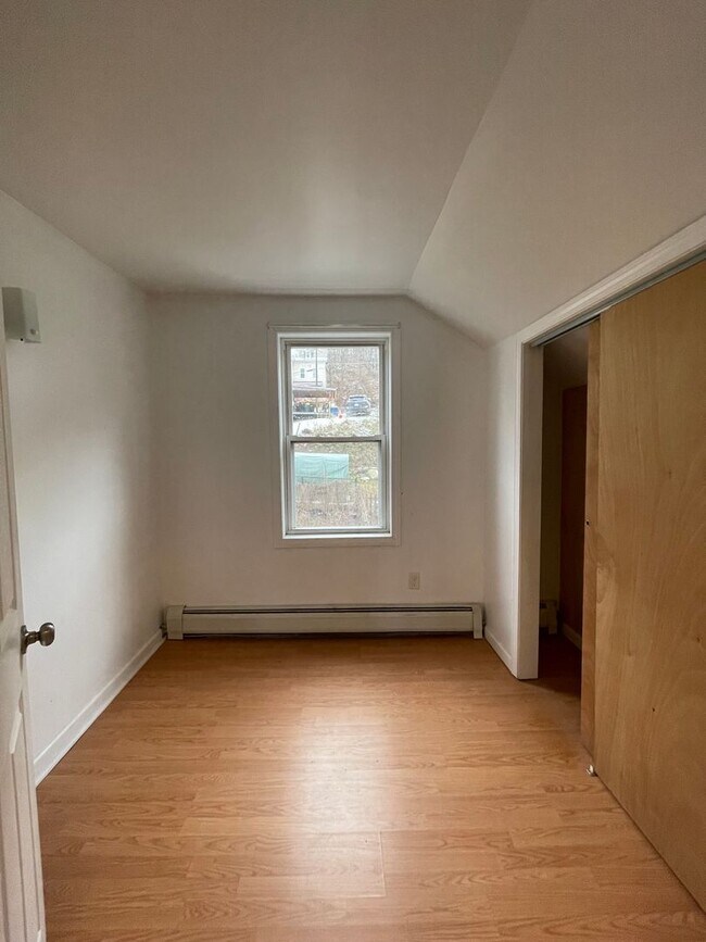 Building Photo - 66 Meadow St
