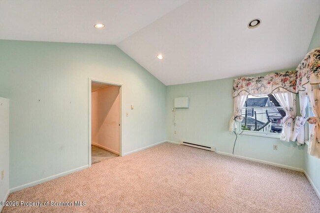 Building Photo - 454 Hickory St