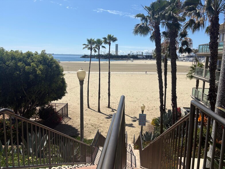 Building Photo - 933 E 1st St