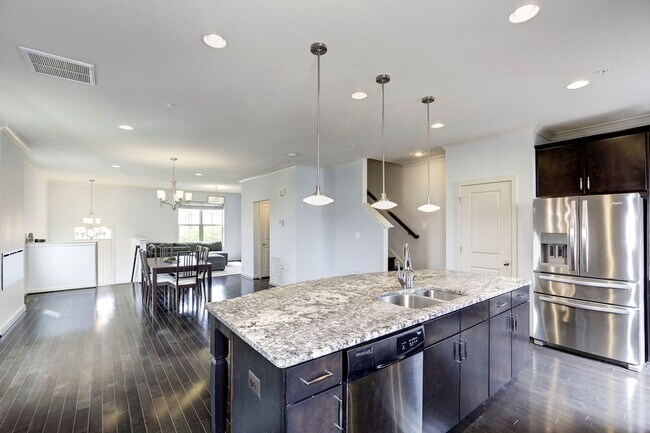 Building Photo - 3 Bed 4.5 Bath - Silver Spring Townhouse i...