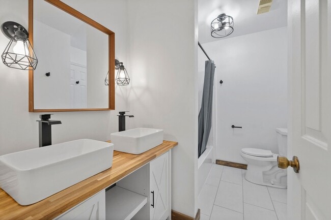 Building Photo - 2 bed 1.5 bath townhome for rent in Brentwood!