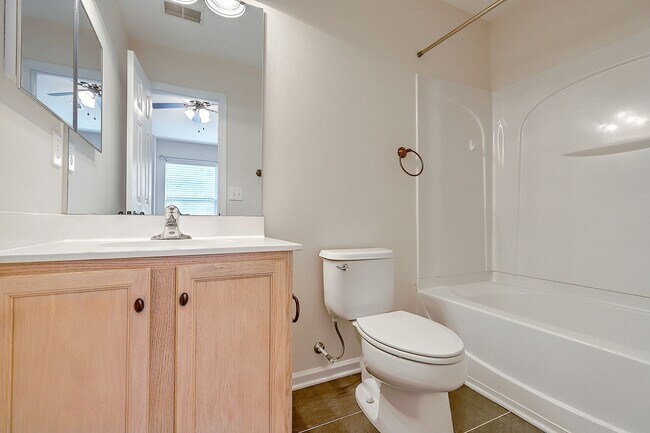 Building Photo - Move in Ready Townhouse in Summer Wood!