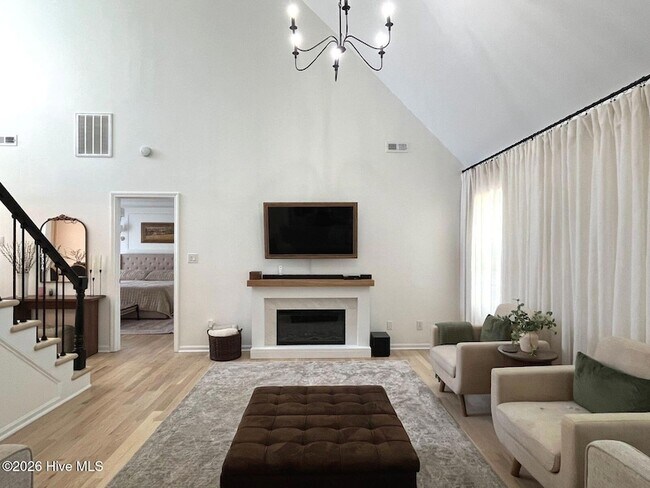 Building Photo - 561 Thorncliff Dr