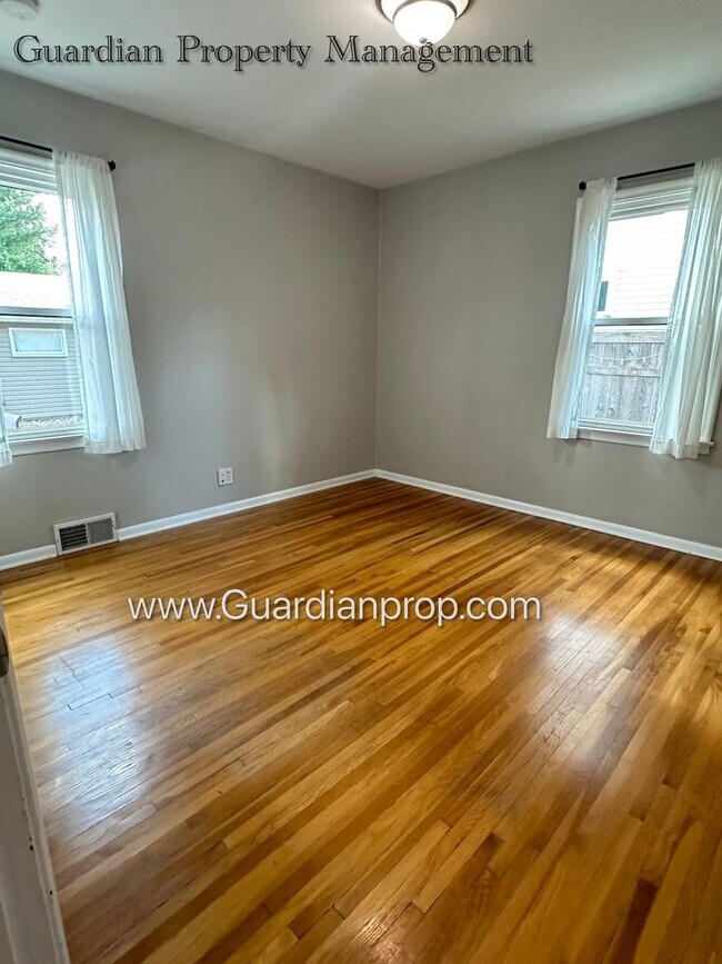Building Photo - Richfield Single Family Home, Fenced Yard,...