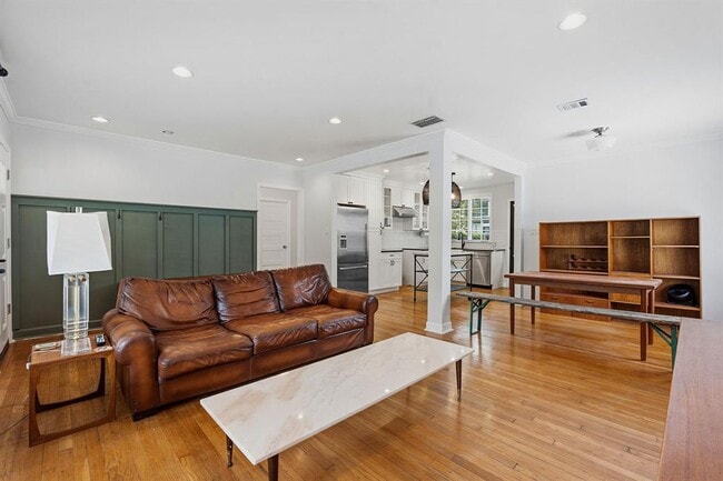Building Photo - 2635 W 45th St
