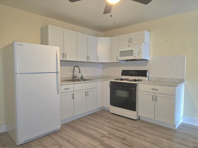 Building Photo - Freshly Renovated 2 Bedroom Townhome!
