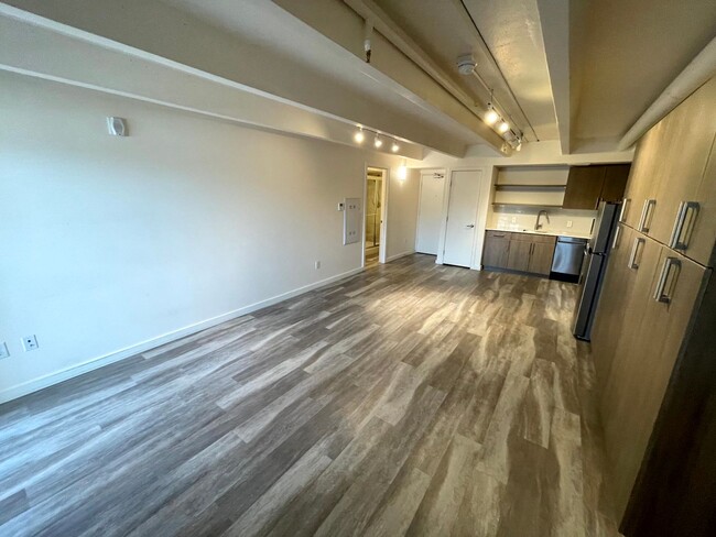 Building Photo - Cozy, Studio , 1 Bath Unit (Available Imme...