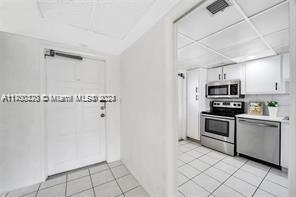 Building Photo - 3150 N Palm Aire Dr