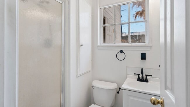 Building Photo - Garden District  Garage Apartment available NOW!