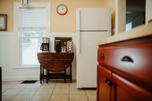 Building Photo - 108 W 6th St