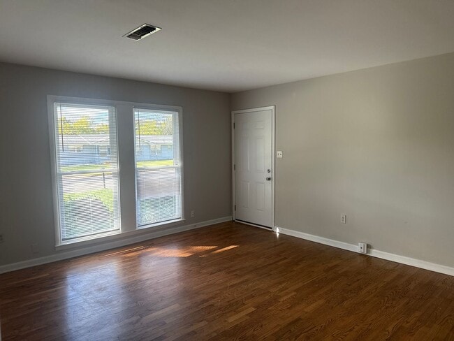 Building Photo - Two Bedroom One Bath