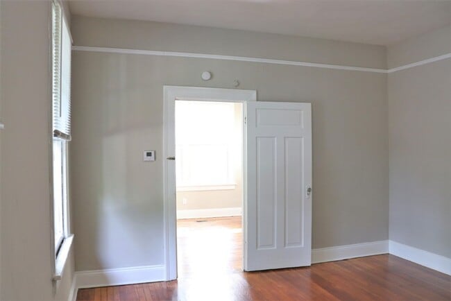 Building Photo - Carefree living with this 1-bedroom beauty...