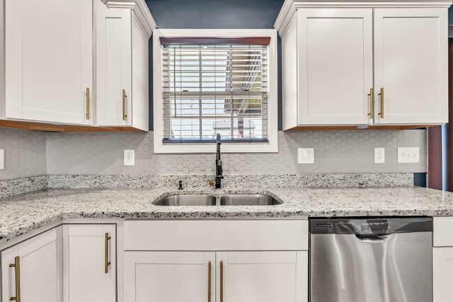 Building Photo - Close to Fort Campbell and MOVE IN READY!