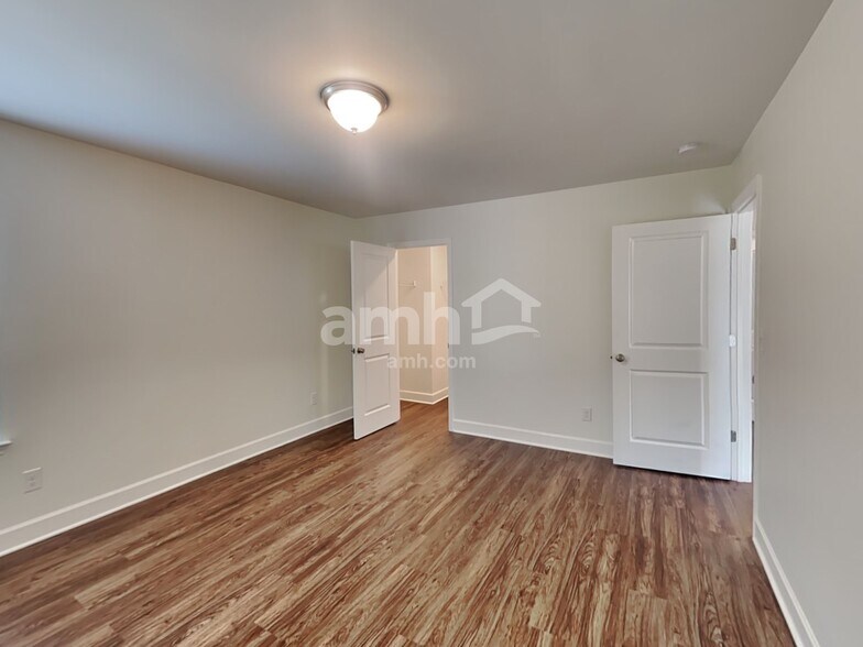 Building Photo - 5822 Zurich Rd