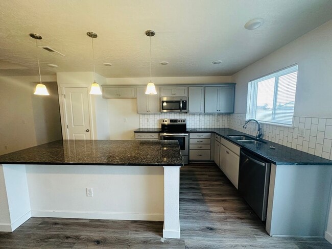Building Photo - Beautiful Modern Home! Built Just 4 Years ...