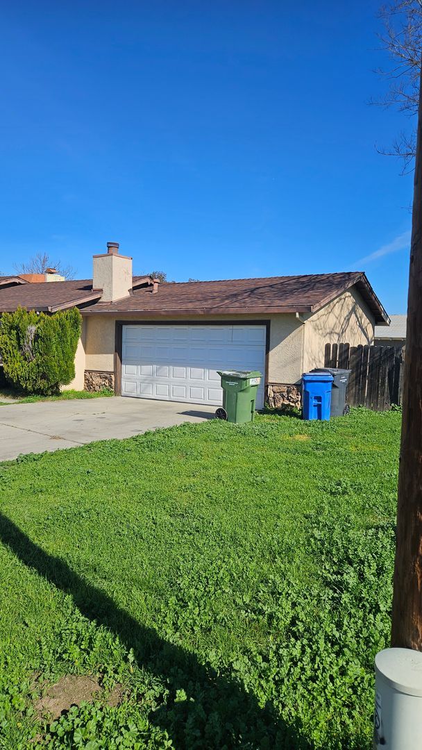 Building Photo - Spacious 3 bedroom with large backyard