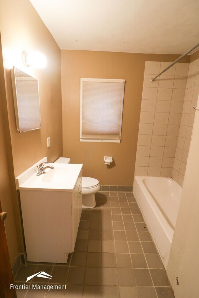 Building Photo - Awesome 3 bedroom 1 bathroom home located close to Aggieville and Campus!