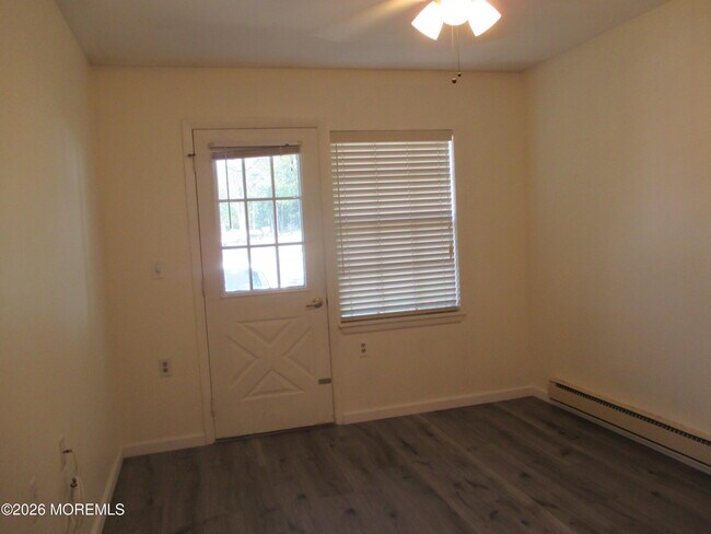 Building Photo - 363B Chesterfield Ct