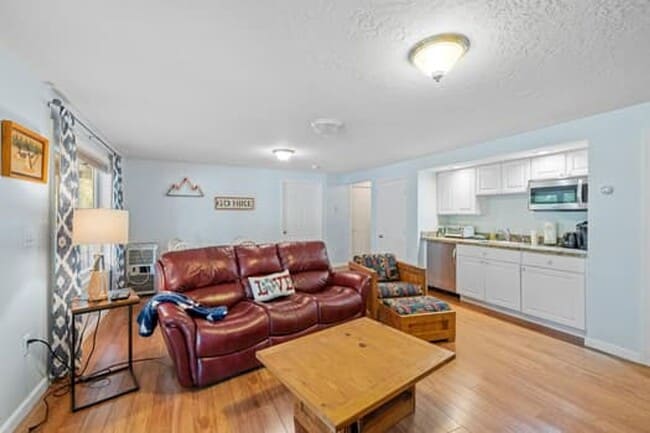 Building Photo - Spacious & Comfortable 4 Bedroom House - C...