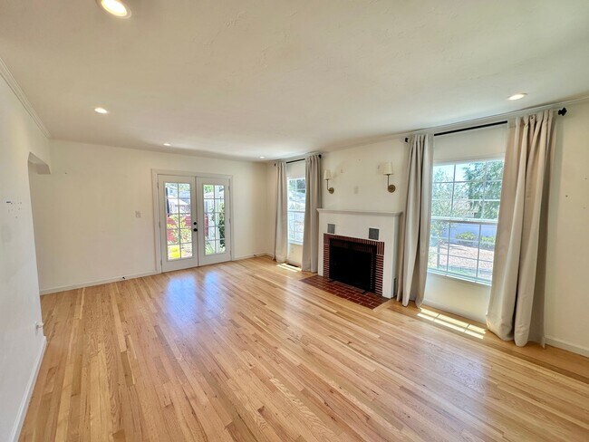 Building Photo - Bright & Modern Two-Story Home with Stunni...
