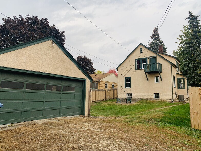 Building Photo - 1031 27th Ave SE