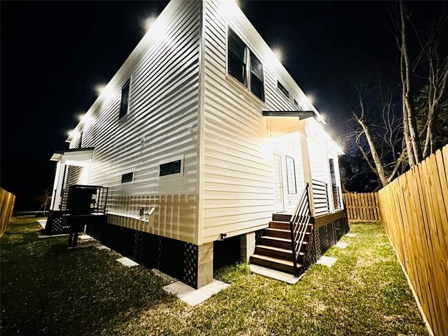 Building Photo - 610 E 41st St