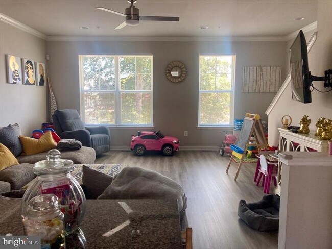 Building Photo - 7805 Five Oaks Ct
