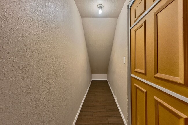Building Photo - Beautifully Updated 3-Bed Townhome in Carm...
