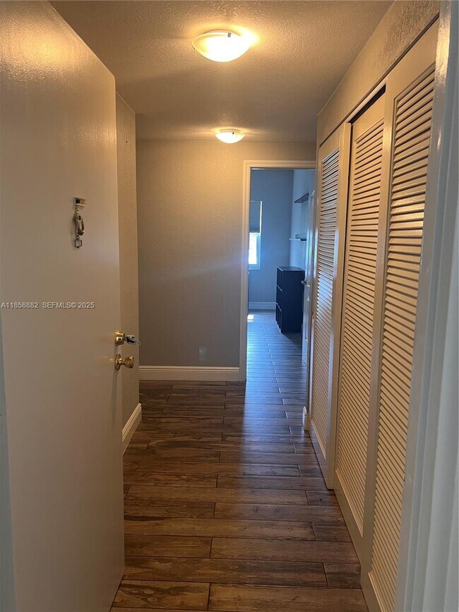 Building Photo - 400 N Riverside Dr