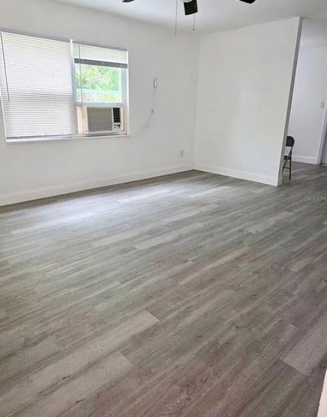 Building Photo - 2 bed 1 bath 2-plex with 850 sf. Off MLK (...