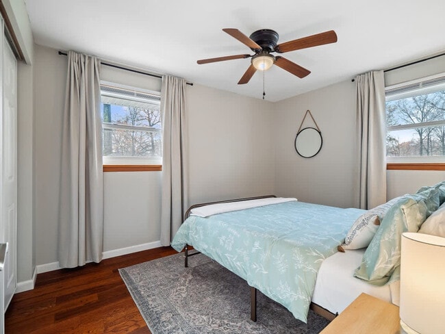 Building Photo - 4861 Pineview Dr