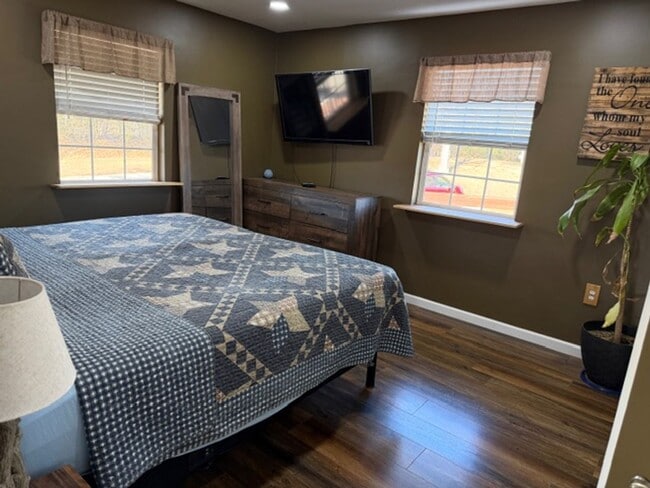 Building Photo - Dandridge 37725 - FULLY FURNISHED 3 bedroom, 2 bath Updated Basement Ranch on 1+ Acre. Pets Welco...