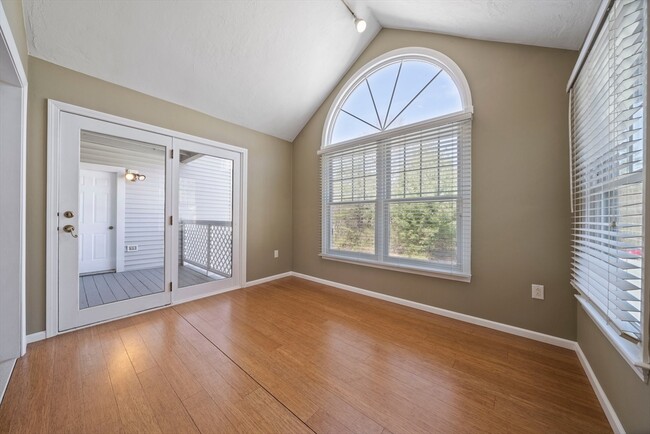 Building Photo - 600 County St