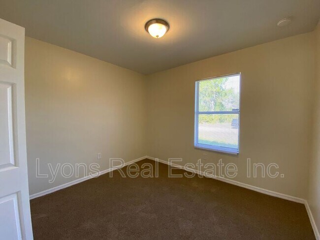 Building Photo - 539 Alexia Ave S