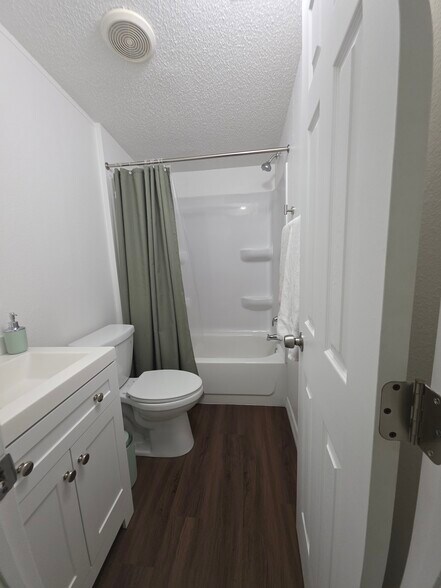 Building Photo - 2160 Milrose Dr