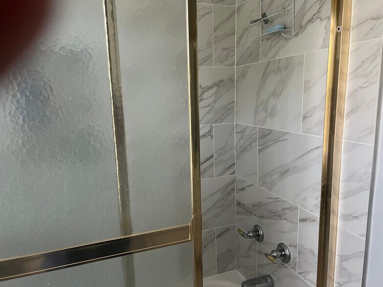 Bathtub/Shower combo - 13500 Walkers Creek Dr