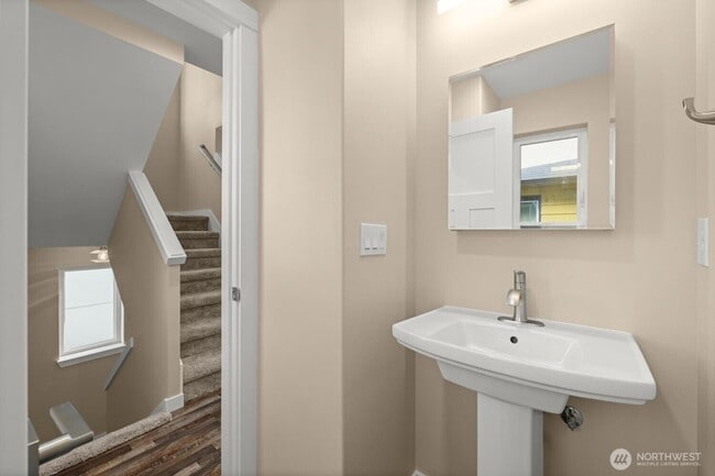 Building Photo - 6417 Ellis Ave S